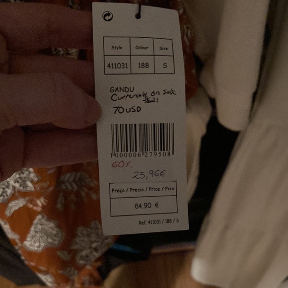 Floral print jumpsuit  
Tie fastening at the neck  
Cutout back  
Halter neck - Picture 2 of 2